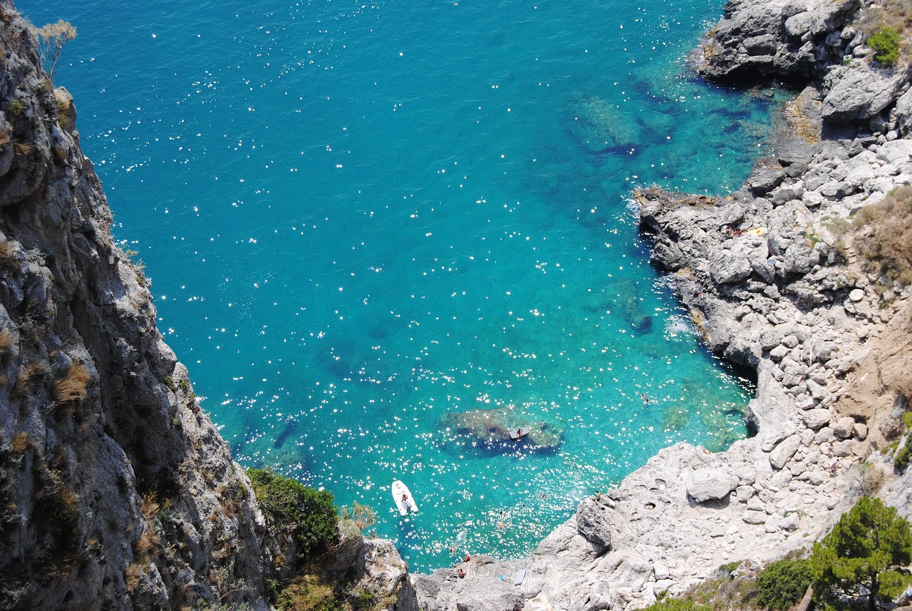 中国游客普吉岛海滩失踪案，遗体发现引发关注